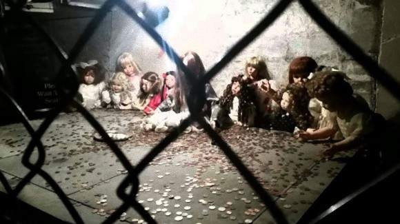 男子搬进了新家后，地下室的场景吓得他腿软了！(1)