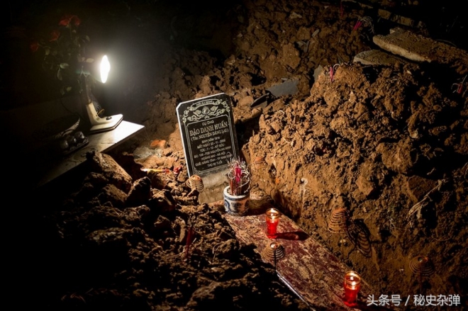 实拍越南骇人听闻的再葬礼全过程，挖出亲人3年遗骨再安葬(1)