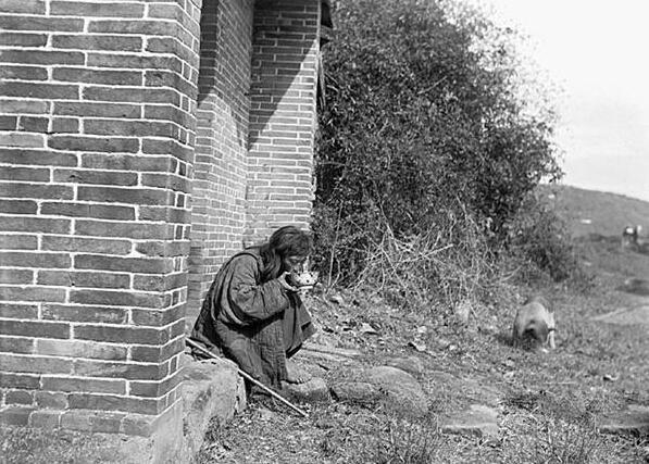 百年前老照片：清末民初街头乞丐，手里都拿着一根打狗棍(1)