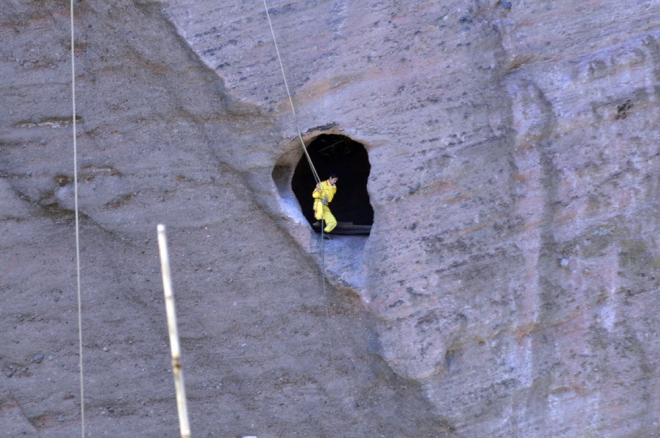 离河面高达几十米悬棺在古代如何安放进洞穴？现在还是个不解之迷(3)