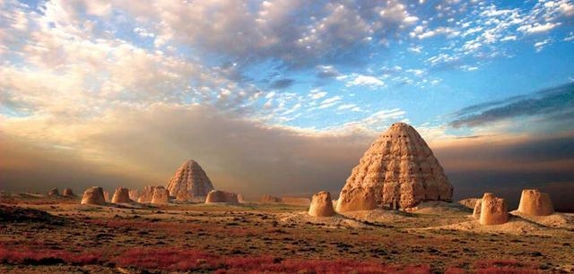 实拍中国最诡异王朝墓地，被称东方金字塔，连鸟兽都对其心存敬意(1)