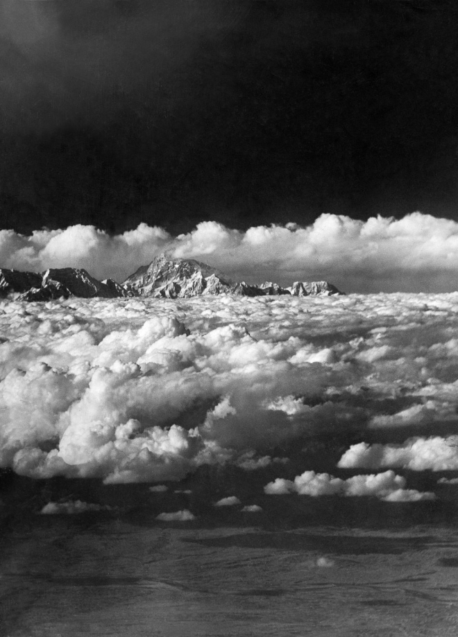 人类首次飞越世界之巅珠穆朗玛峰拍摄的照片(3)