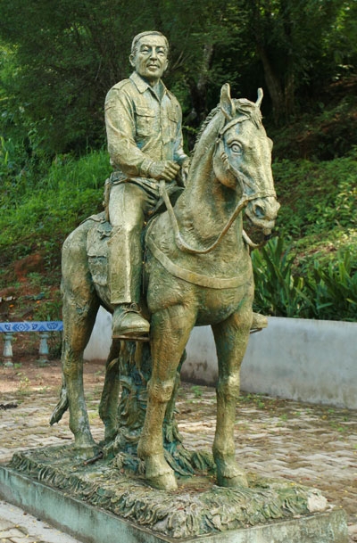 坤沙：金三角一代毒王，美国曾悬赏200万美元捉拿，晚年遭软禁(3)