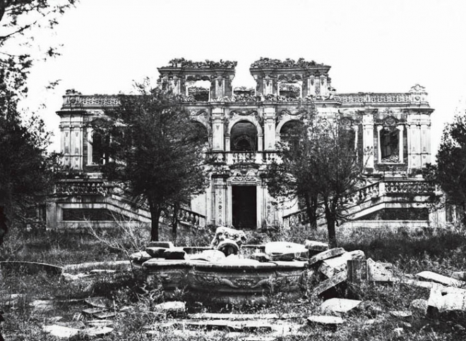 老照片记录圆明园被毁13年后，曾经恢弘的帝皇园林淹没在荒草中(1)