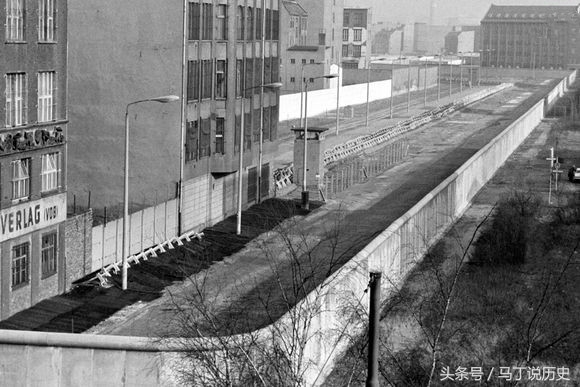实拍那些年的东德人怎样前往西德，跳楼，挖地道，开车撞墙(2)