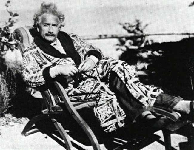 爱因斯坦从年轻到老的罕见旧照片(2)