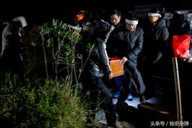 实拍越南骇人听闻的再葬礼全过程，挖出亲人3年遗骨再安葬(3)