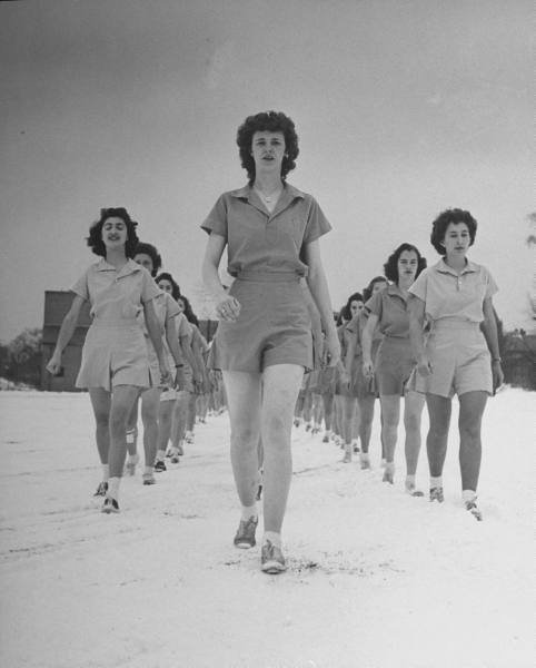 9张照片揭示二战时的美国女大学生军训，穿短裤在雪中训练！(1)
