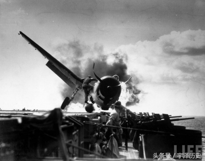 盘点老照片：日本神风自杀机撞美国军舰瞬间！(3)