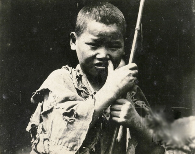 百年前老照片：清末民初街头乞丐，手里都拿着一根打狗棍(2)