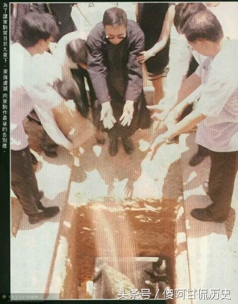 实拍黄家驹下葬时真实场景：日本人亲自抬棺扶灵，始终悔恨不已(4)