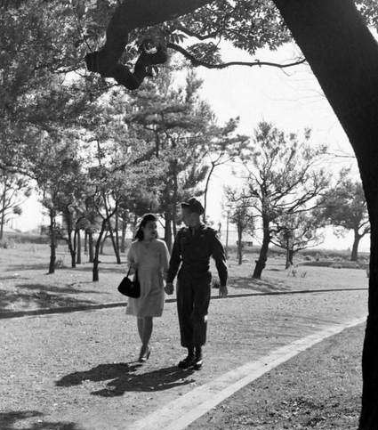 实拍 日本投降后一位美国大兵与日本漂亮情人的“浪漫生活”(1)