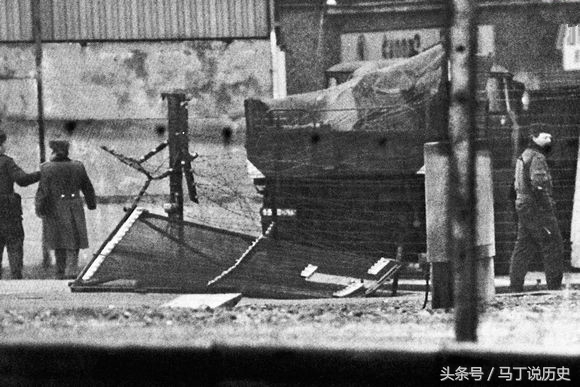 实拍那些年的东德人怎样前往西德，跳楼，挖地道，开车撞墙(2)