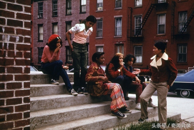 上个世纪七十年的纽约 高楼林立 交通拥堵严重。(3)