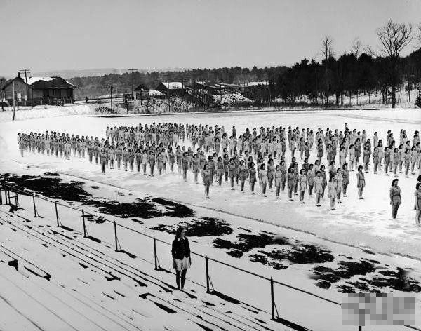 9张照片揭示二战时的美国女大学生军训，穿短裤在雪中训练！(3)
