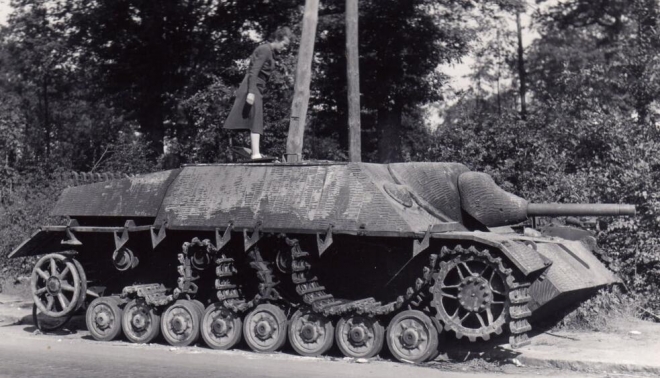 被摧毁的坦克成为美女们的“道具”，最后两张给人深远的思考！(2)