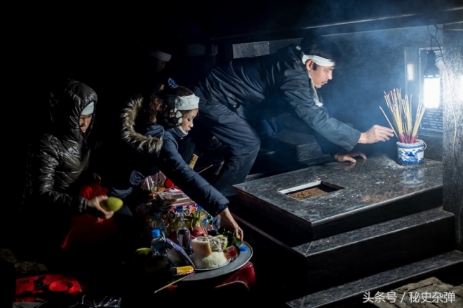 实拍越南骇人听闻的再葬礼全过程，挖出亲人3年遗骨再安葬(4)