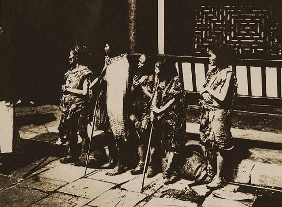 百年前老照片：清末民初街头乞丐，手里都拿着一根打狗棍(2)