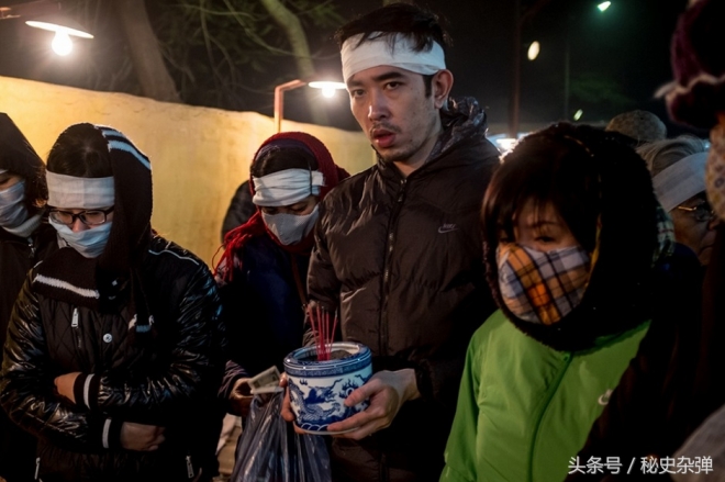 实拍越南骇人听闻的再葬礼全过程，挖出亲人3年遗骨再安葬(2)