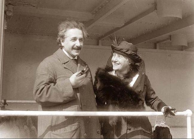 爱因斯坦从年轻到老的罕见旧照片(4)