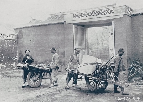 清朝老照片：妇女骑驴出门，官员乘四抬大轿，那双小脚挺吓人(5)