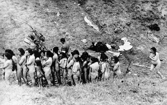 10张老照片反应纳粹士兵对犹太妇女的罪行：强迫脱光后集体屠杀(1)