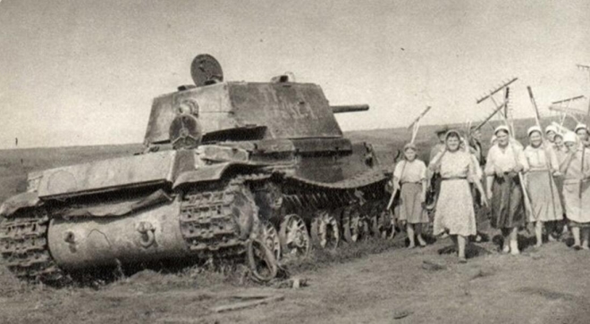 被摧毁的坦克成为美女们的“道具”，最后两张给人深远的思考！(3)