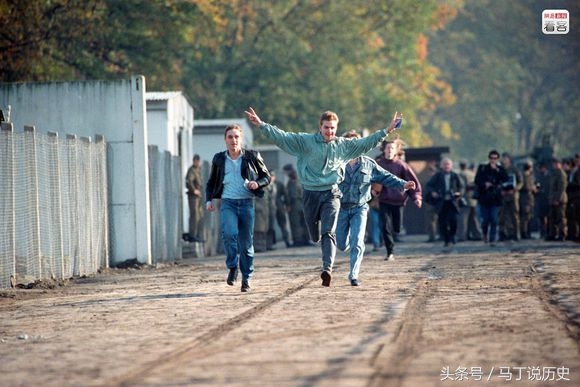 实拍那些年的东德人怎样前往西德，跳楼，挖地道，开车撞墙(3)