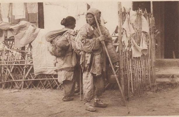 百年前老照片：清末民初街头乞丐，手里都拿着一根打狗棍(4)