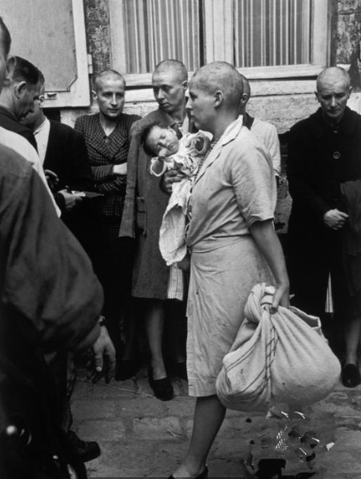 二战结束后，法国男人处罚那些和德军有关系的女人(2)