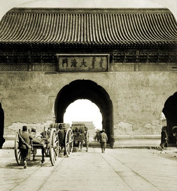带你见识百年前真正的中国，满清的宫女乞讨的孩子和清末的巨人(1)