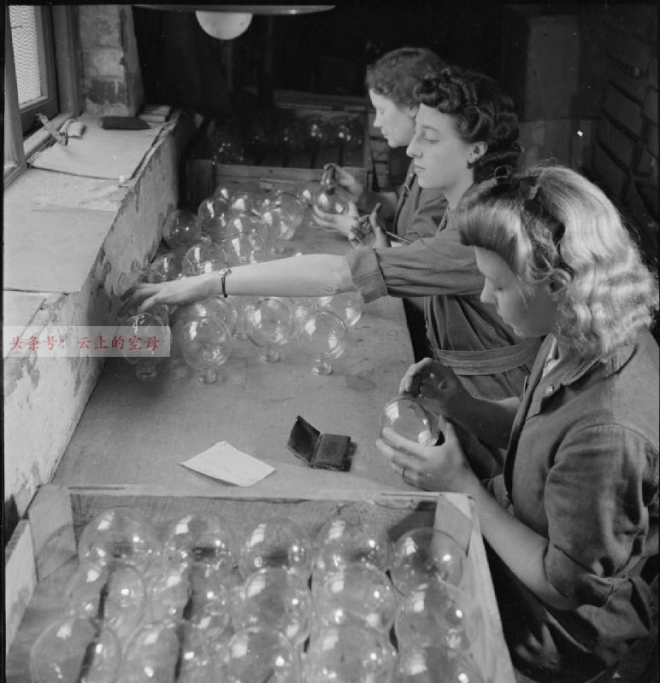 英国反坦克手榴弹像灯泡，满身毛病却生产250万枚(4)