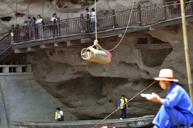 离河面高达几十米悬棺在古代如何安放进洞穴？现在还是个不解之迷(4)