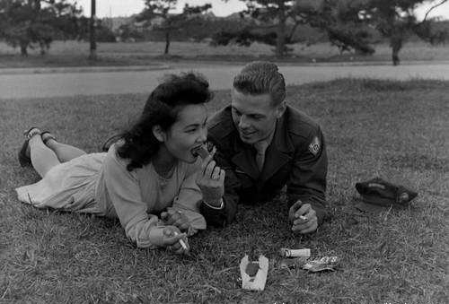 实拍 日本投降后一位美国大兵与日本漂亮情人的“浪漫生活”(1)