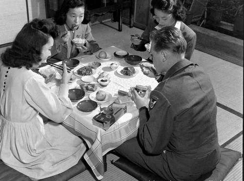 实拍 日本投降后一位美国大兵与日本漂亮情人的“浪漫生活”(3)