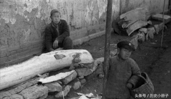 心痛：美国记者镜头下真实的河南饥民吃树皮老照片(3)