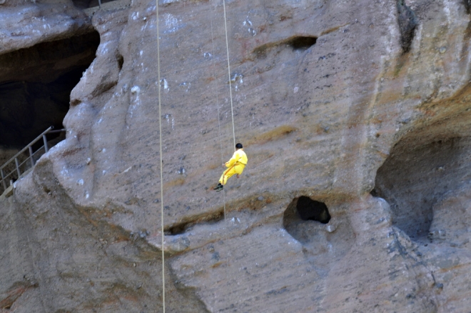 离河面高达几十米悬棺在古代如何安放进洞穴？现在还是个不解之迷(1)