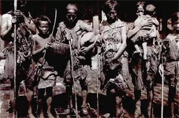 百年前老照片：清末民初街头乞丐，手里都拿着一根打狗棍(3)