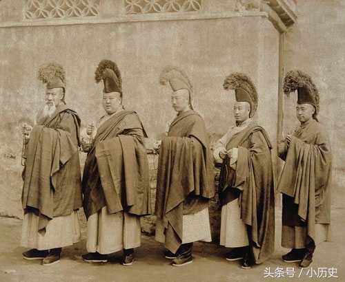 清朝老照片：妇女骑驴出门，官员乘四抬大轿，那双小脚挺吓人(4)