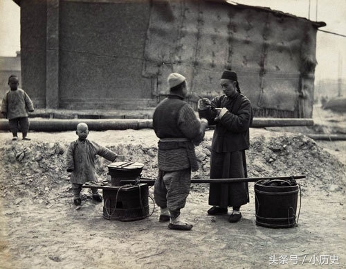 清朝老照片：妇女骑驴出门，官员乘四抬大轿，那双小脚挺吓人(2)