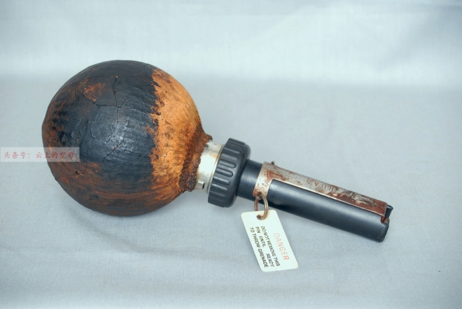 英国反坦克手榴弹像灯泡，满身毛病却生产250万枚(2)