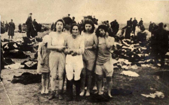 10张老照片反应纳粹士兵对犹太妇女的罪行：强迫脱光后集体屠杀(1)