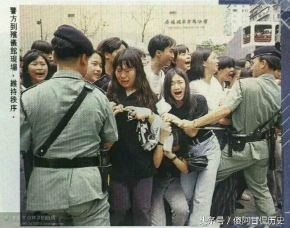 实拍黄家驹下葬时真实场景：日本人亲自抬棺扶灵，始终悔恨不已(3)