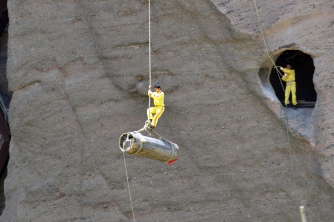 离河面高达几十米悬棺在古代如何安放进洞穴？现在还是个不解之迷(4)