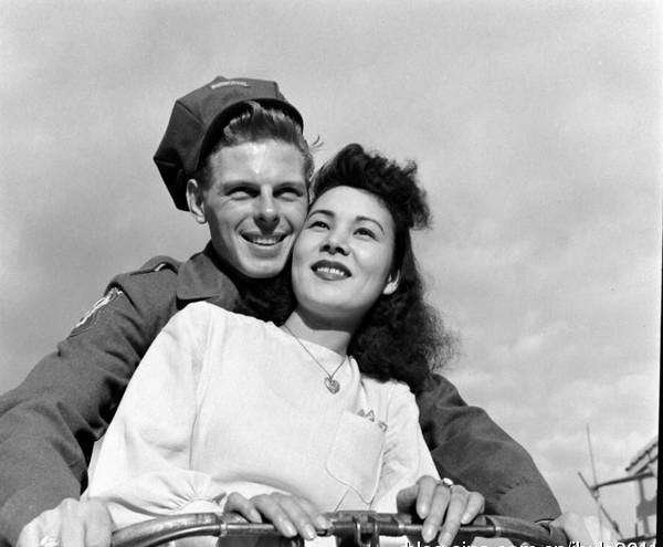 实拍 日本投降后一位美国大兵与日本漂亮情人的“浪漫生活”(4)