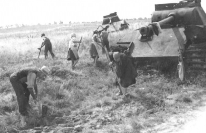 被摧毁的坦克成为美女们的“道具”，最后两张给人深远的思考！(3)