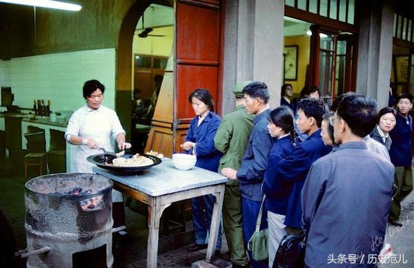 上世纪80年代，人们这样逛商店买东西，去饭店吃饭(2)