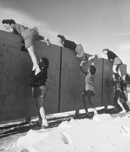 9张照片揭示二战时的美国女大学生军训，穿短裤在雪中训练！(2)