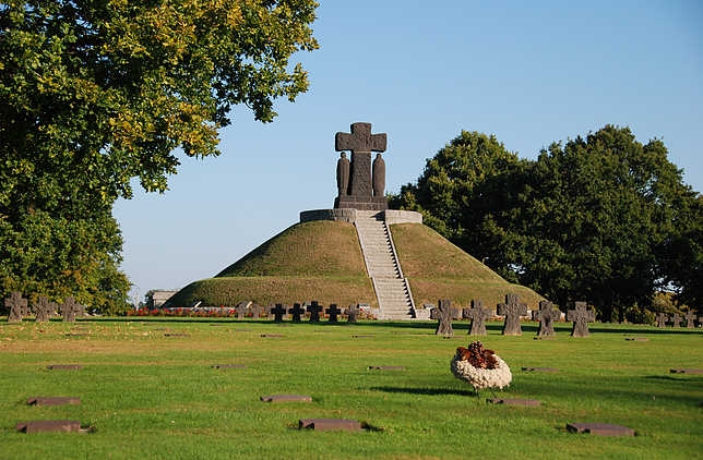 实拍最‘悲凉’德军公墓：后世不得立碑，魏特曼墓前寄语让人动容(3)