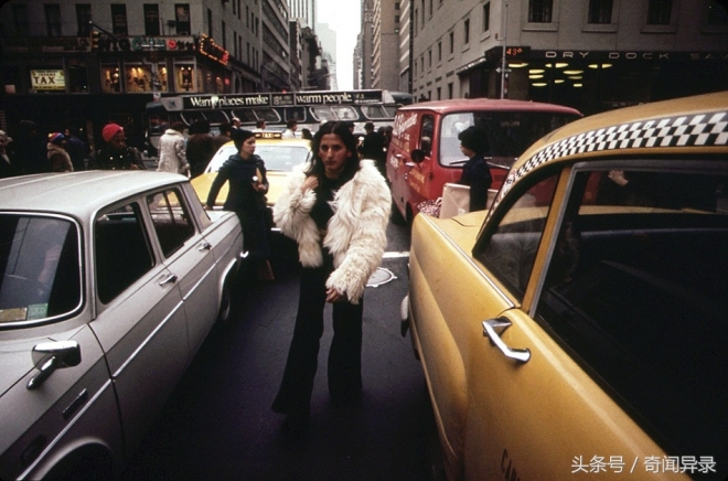 上个世纪七十年的纽约 高楼林立 交通拥堵严重。(2)